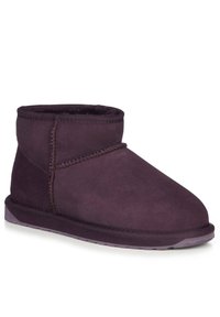 Stivaletti alla caviglia in suede viola con punta arrotondata, dettagli di cuciture minime e un interno morbido e strutturato. Suola in gomma per una buona aderenza.
