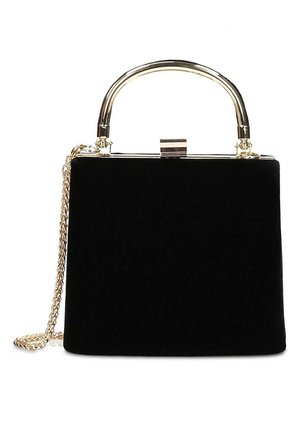 Sac à main rectangulaire noir avec poignée en métal doré et bandoulière chaîne assortie sur fond blanc.