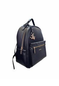 Zaino in pelle nera dalla forma arrotondata, con una tasca frontale con zip, dettagli dorati e un ciondolo. Superficie testurizzata con una finitura elegante.