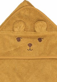 Žlutý kapucí ručník z měkké froté látky s motivem medvědí tváře, obsahující vyšívané oči, nos a uši na horní straně.