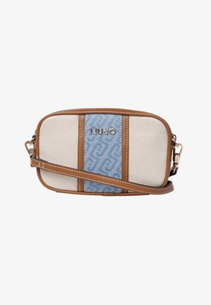Bolso bandolera pequeño rectangular de lona beige con ribete marrón, franja central con patrón azul y logotipo plateado de LIU JO.