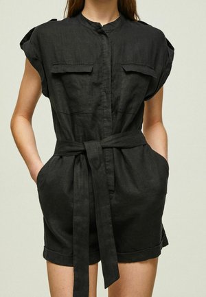 Schwarzer Leinen-Jumpsuit mit kurzen Ärmeln, Knopfverschluss, zwei Brusttaschen und einem Stoffgürtel. Der Stoff hat ein weiches, strukturiertes Erscheinungsbild.