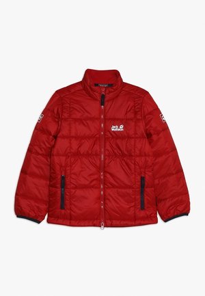 Rode pufferjack met een hoge hals, ritssluiting, marineblauwe accenten en twee voorke pockets. Bevat een logo op de linkerkant van de borst en een gestikte ontwerp.