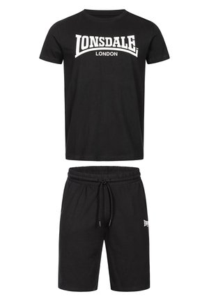 Schwarzes Baumwoll-T-Shirt mit weißem "Lonsdale London"-Logo, kombiniert mit passenden schwarzen Shorts mit elastischem Bund und Logo-Akzent.