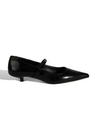 Chaussure plate en cuir noir avec un bout pointu, dotée d'une seule sangle sur le cou-de-pied et d'un petit talon pour plus de confort.