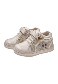 Sneakers per bambini in oro e argento con finitura metallica, dettagli scintillanti, un cuore e lacci elastici con fascetta in velcro.
