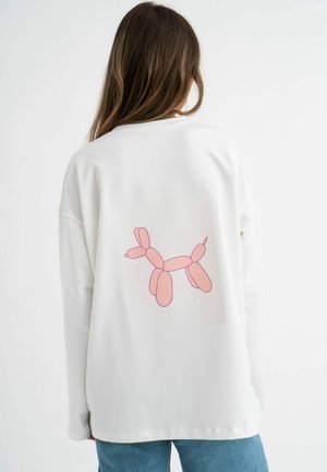 Witte longsleeve shirt met een roze ballonhond grafiek op de achterkant, gemaakt van zacht materiaal met een ontspannen pasvorm en ronde hals.