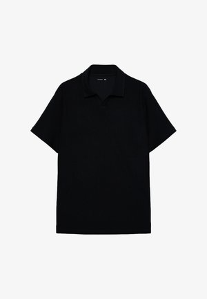 Polo nera a maniche corte con tessuto testurizzato e colletto aperto, taglia XL, mostrata su sfondo bianco.