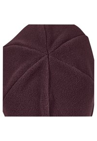 Berretto in pile borgogna con corona arrotondata, caratterizzato da otto sezioni cucite insieme, che mostrano una superficie morbida e testurizzata.