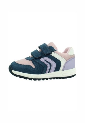 Zapatilla infantil en rosa, azul marino, morado y blanco, con dos correas de velcro y una suela negra texturizada.