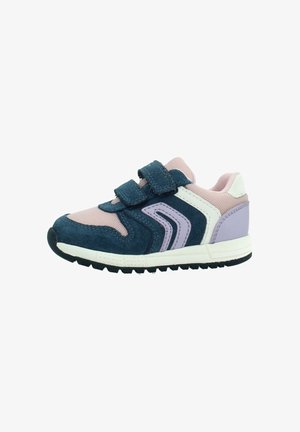 Kindersneaker in Pink, Marineblau, Lila und Weiß mit zwei Klettverschlüssen und einer strukturierten schwarzen Sohle.