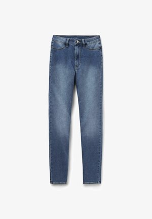 Jean skinny bleu délavé avec bouton frontal, fermeture éclair, passants de ceinture et cinq poches, posé à plat sur un fond blanc.