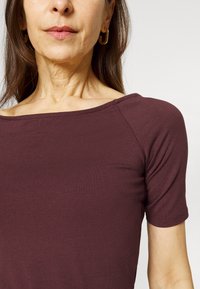 Modström TANSY - T-shirt básica - decadent chocolate