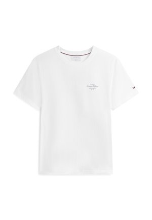 Camiseta blanca de manga corta con cuello redondo con pequeño texto del logo de Tommy Hilfiger en el pecho izquierdo y una pequeña bandera en la manga izquierda.