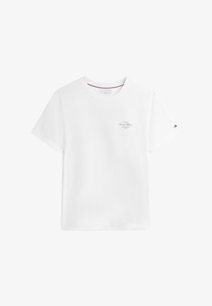 Camiseta blanca de manga corta con cuello redondo con pequeño texto del logo de Tommy Hilfiger en el pecho izquierdo y una pequeña bandera en la manga izquierda.