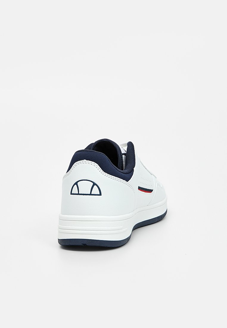 Zapatilla blanca con un acento en azul marino. Material de cuero suave, detalle del logo en el talón, cuello acolchado y suela de goma texturizada.