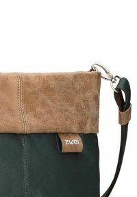 Borsa in tessuto verde con pattina in suede marrone; presenta una clip in argento e una tracolla regolabile; etichetta con logo sul lato.