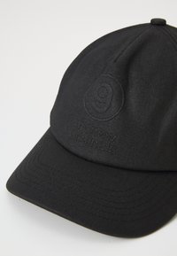 Boné de baseball preto feito de um tecido texturizado, apresentando um logótipo em relevo e detalhes de costura na aba. Design clássico de seis painéis.