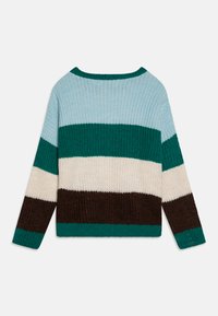 Strikket genser med horisontale striper i lyseblå, mørk teal, krem og brun. Bred halslinning og lange ermer, teksturert strikket stoff.