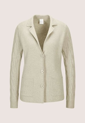 Cremfarbener Strickcardigan mit drei Knöpfen, zwei vorderen Taschen, einem Kragen und einem Kabelstrickmuster an den Ärmeln.