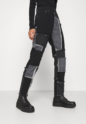 Zwart en grijs patchwork jeans met rafelige randen, voorzien van verschillende textuurdenimpanelen. Gekocht met zwarte platformlaarzen.