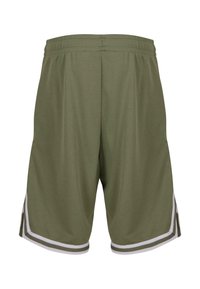 Pantalones cortos deportivos de color verde oliva con una cintura elástica y ribete blanco a lo largo de los bordes inferiores y las aberturas laterales.