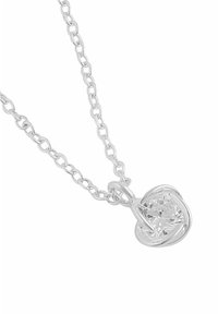 Silver halsband med en rund, klar ädelsten som hänger i en intrikat, sammanslingrad infattning.