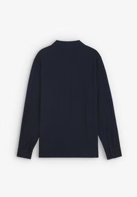 Camisa de manga larga de color marino con una textura suave, cuello puntiagudo y puños con botones. La vista trasera muestra un diseño simple y limpio sin patrones.