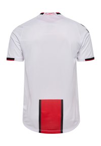 Biała koszulka sportowa z okrągłym dekoltem, krótkimi rękawami, czarnymi i czerwonymi akcentami na kołnierzyku i rękawach oraz czerwonym pionowym paskiem z tyłu.