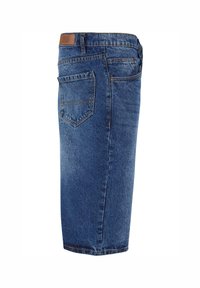 Denim shorts dengan pewarnaan biru sedang dengan potongan lurus, dilengkapi dengan lima saku, patch kulit di pinggang, dan aksen jahitan.