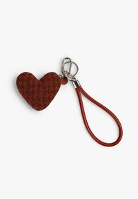 Llavero en forma de corazón hecho de tweed rojo texturizado, con un cierre de metal plateado y una correa de cuero rojo suave.