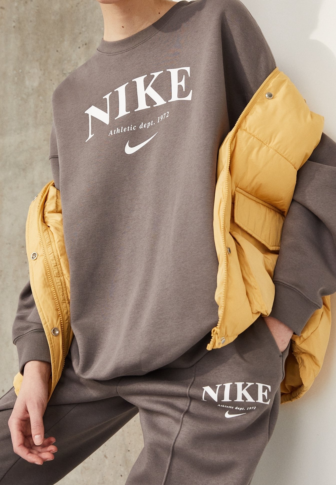 nike vintage sweatshirt brown