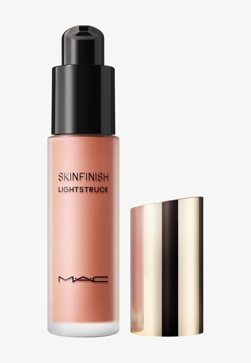 Pumpspender der MAC Skinfinish Lightstruck flüssigen Highlighter mit schwarzem Pumpkopf und glänzendem goldenen Deckel auf weißem Hintergrund.