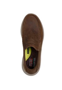 Zapato marrón de cuero sin cordones con parte superior texturada, costuras en contraste y plantilla acolchada que presenta un acento verde en la parte inferior.