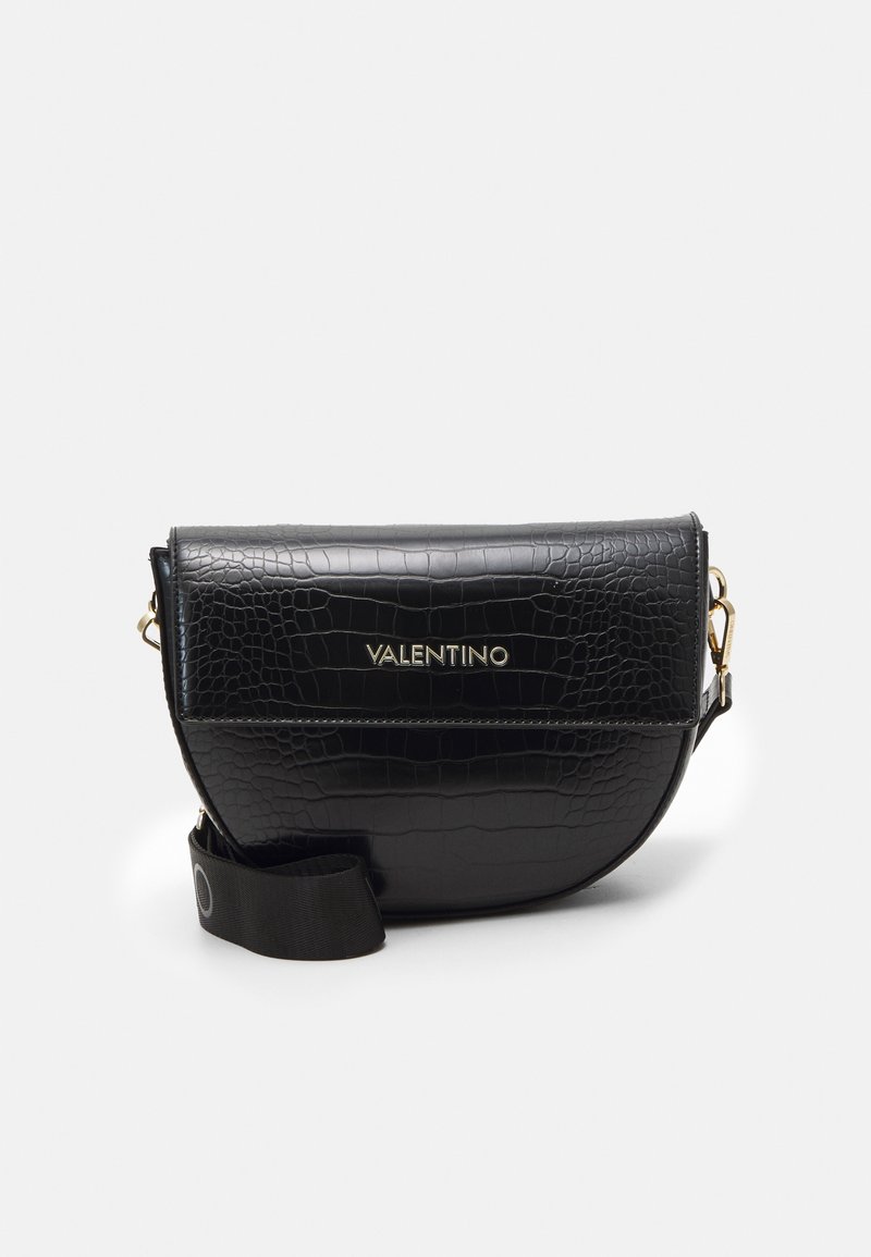 Schwarze Leder-Crossbody-Tasche mit Krokodilstruktur, kurvenförmigem Design, goldenen Logos und einem abnehmbaren Schulterband aus Stoff.