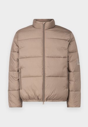 Casaco puffer castanho claro com colarinho alto, fecho frontal, estrutura acolchoada e bolsos laterais. Apresenta um logo em relevo na manga.