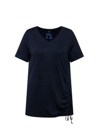 T-shirt blu navy con scollo a V realizzato in tessuto morbido, con maniche corte e dettagli arricciati sul lato destro con lacci regolabili.