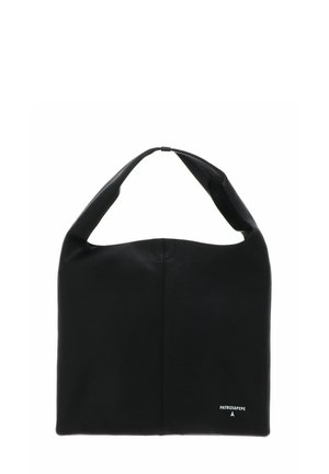 Sac à bandoulière en cuir noir avec une large sangle, une couture au centre et un petit logo blanc Patrizia Pepe en bas à droite.