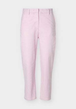 Hellrosa, schlanke Hose mit Gürtelschlaufen, vorderem Reißverschluss und maßgeschneidertem, knöchellangem Design auf einfarbigem Hintergrund.