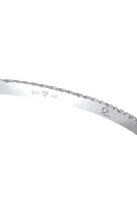 Sterling sølv armbånd med en glat, skinnende overflade, der har et snoet rebdesign langs kanten. Markeret "925" og "Ag."