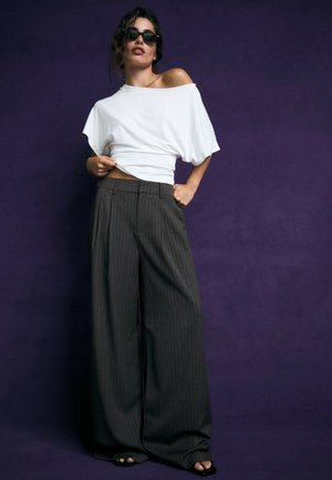 Stradivarius, STRIPED WIDE-LEG TROUSERS - Pantalon classique - dark grey