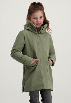 Groene, gevoerde jas met een gladde textuur, ritszakken aan de zijkant en een getailleerde pasvorm, gedragen over grijze broek.