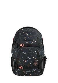Schwarzer Rucksack mit mehrfarbigem Fleckenmuster. Verfügt über verstellbare Riemen, zwei Seitentaschen und ein Frontfach mit einem Logo-Patch.