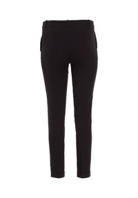 Czarne spodnie slim fit z szlufkami na pasek, tylnymi kieszeniami wpuszczanymi i podwiniętymi nogawkami, pokazane z tyłu na białym tle.