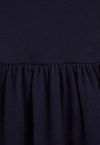 Rochie de un albastru închis, cu o textură în dungi pe corp și o parte de jos plisată, cu volane. Material neted cu un aspect moale.