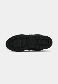 Talpa de pantof sport negru, cu un grip din cauciuc texturat. Prezintă un model geometric de tracțiune și un design conturat. Material durabil și flexibil.