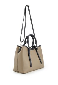 Beige lædertaske med sorte håndtag og detaljer, med en struktureret overflade, aftagelig rem og sølvhardware.