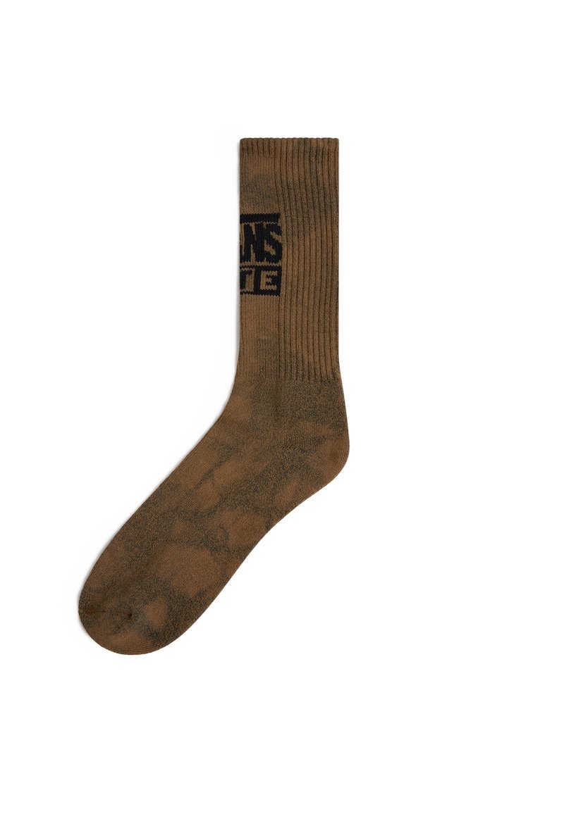 Brun crew-sok med ribbet design og camouflagemønster. Har et kontrastfyldt sort logo på den øverste del.
