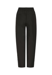 Pantalon noir fuselé en tissu léger, dotée d'une taille élastique et de deux poches arrière. Texture lisse et mate avec un design simple.
