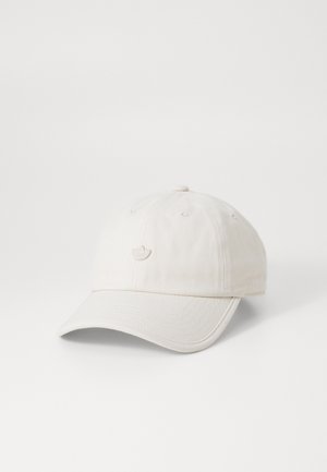 Gorra de béisbol blanca con visera curva y un pequeño logo bordado en el centro frontal sobre un fondo blanco liso.